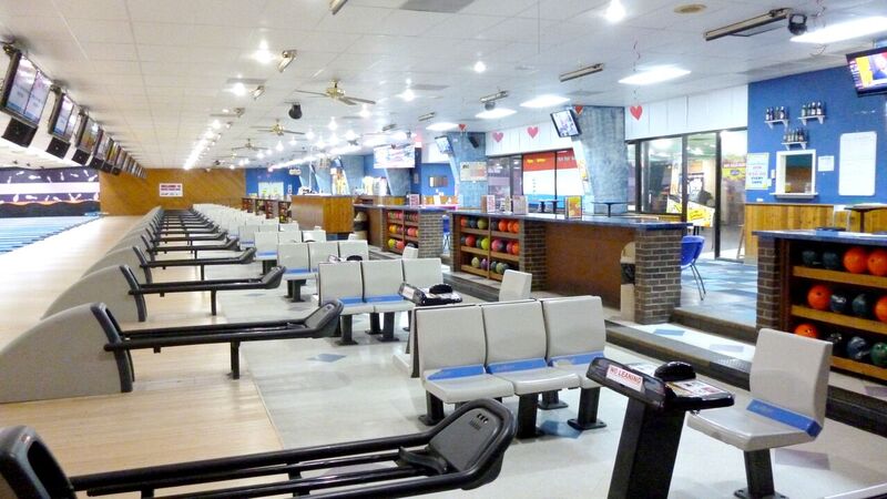 Eating tables behind the lanes